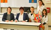 Stephanie Weiner, Annett Dierks, Niklas, Rebekka Gerlach-Schwerdt und Paula posierten mit dem Schulmaskottchen Schlaufuchs bei der Unterzeichnung der Kooperationsvereinbarung. 