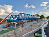 Die Zerbster Brücke in Roßlau, der gewaltige Kran wird aufgebaut .
