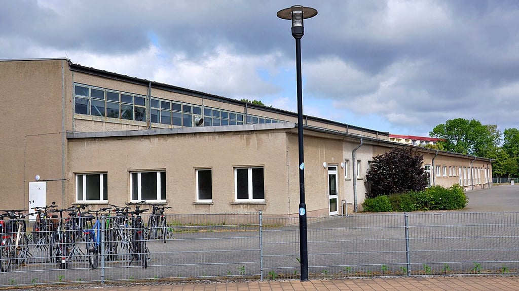 Die Sporthalle der Sekundarschule Osterburg (Landkreis Stendal) soll seit Längerem saniert werden. Laut TÜV sind die Probleme noch drängender als befürchtet.