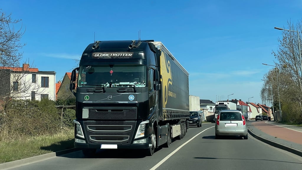 Die Hauptverkehrsachsen von Burg wie die Grabower Landstraße sind überlastet, wenn es auf der A2 klemmt. Eine Ortsumgehung als B1n soll die Straßen in der Kreisstadt entlasten. 