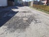 Nur ein Beispiel von vielen kaputten Straßen in Stiege: Die Asphaltdecke auf diesem Teil der Straße Hagenberg ist von Rissen übersät und oftmals nicht mehr vorhanden.