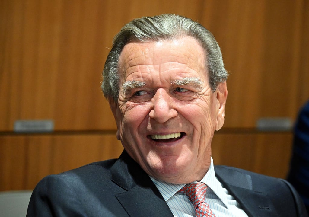 Dass Ex-Kanzler Gerhard Schröder bei der Wahl des neuen niedersächsischen Ministerpräsidenten Olaf Lies im Landtag in Hannover dabei war, ist in Schwerin nicht verborgen geblieben. Beim Untersuchungsausschuss rund um die Erdgasleitung Nord Stream 2 ließ er sich zweimal wegen einer langwierigen Krankheit entschuldigen.
