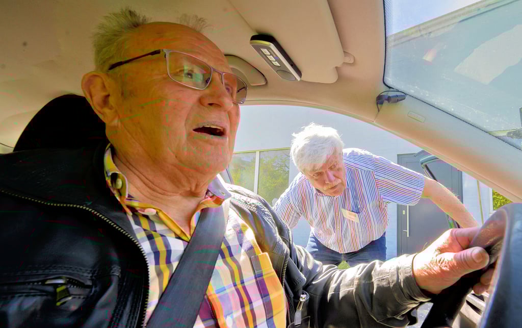 Wenn Senioren keinen Führerschein haben beziehungsweise sich dem Straßenverkehr nicht mehr gewachsen fühlen, ist guter Rat teuer.