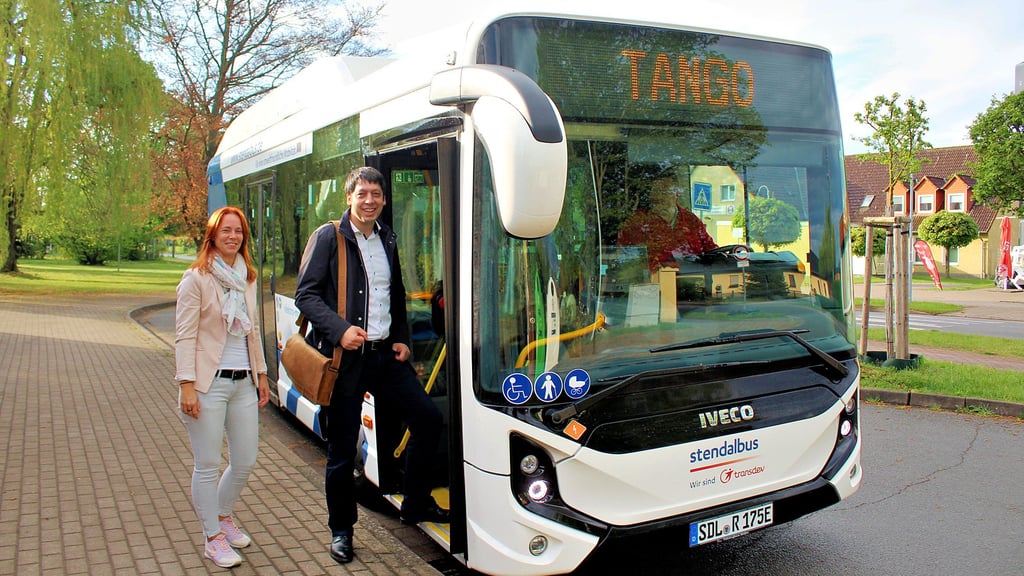 Stendalbus-Geschäftsführerin Sarah Fretter und Landrat Patrick Puhlmann steigen in den Tango-Bus. Das Pilotprojekt ging im April 2025 im Raum Tangermünde-Tangerhütte an den Start.