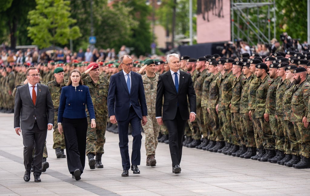 „Wer einen Verbündeten bedroht, muss wissen, dass das gesamte Bündnis gemeinsam jeden Zentimeter des Nato-Territoriums verteidigen wird“, sagte Merz bei der Aufstellung der Panzerbrigade.
