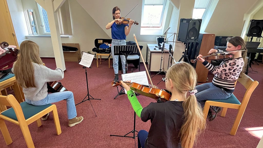 Beim Tag der offenen Tür stehen die Türen der Musikschule für große und kleine Neugierige offen – Instrumente dürfen ausprobiert werden.