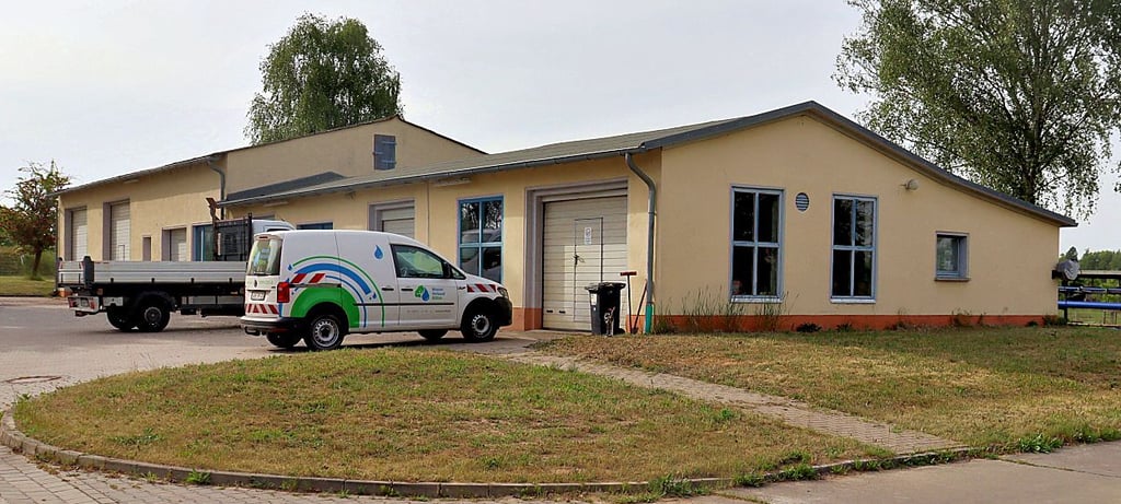 Wasserverband: Die alten Gebäude am Wasserwerk mit Werkstatt und Sozialgebäude haben ausgedient . An der Poppauer Straße ist ein Neubau geplant.