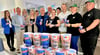 Volksbank-Mitarbeiter und Rosenfest-Gastronomen stellten die neuen Mehrwegbecher in dieser Woche vor.