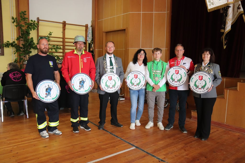 Die neuen Dingelstedter Majestäten (von links): Tom Nolte stellvertretend für Feuerwehrkönigin Röderhof Janett Nolte, Feuerwehrkönig Dingelstedt Patrick Bollmann, Schützenkönig Oliver Pieper, Volkskönigin Heidrun Schumann, Jugendkönig Jason Schumann, Volkskönig Mario Wagner und Schützenkönigin Sabine Gräfe.