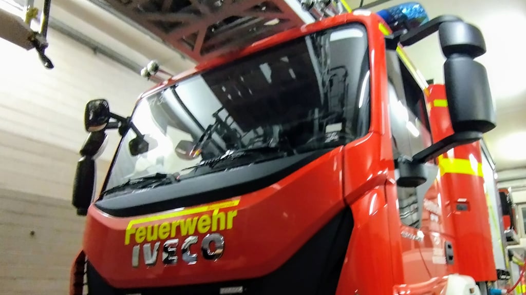 Ein Einsatzfahrzeug der Wernigeröder Feuerwehr im Gerätehaus an der Bahnhofstraße.