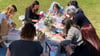 Unter dem Motto „Perlen-Picknick“ gestalten die Teilnehmerinnen in Magdeburg ihren eigenen Schmuck aus Süßwasserperlen.