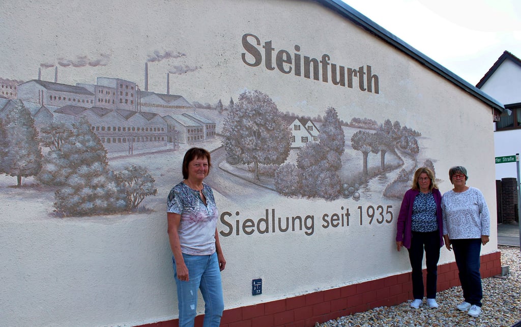 An einer Seite des Vereinshauses ist auch ein Bild zur Historie angebracht, auf das Andrea Schelle, Angelika Duda und Sabine Huhn (v.l.) stolz sind.
