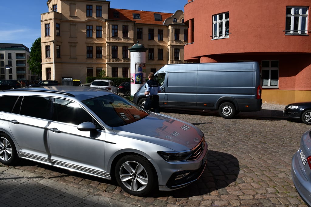 Falschparker an abgesenkten Bordsteinen sind ein Ärgernis in dem Magdeburger Stadtteil.