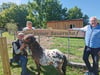 Westerhausens Tierparkchef Michel Bussenius lädt gemeinsam mit Peggy Kiesewetter und Steffen Raßfeld vom Vorstand des Fördervereins herzlich zur Eröffnung des kleinen Bauernhofs im Rahmen des 25. Tierparkfestes ein.