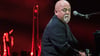 Billy Joel bei einem Konzert in Frankfurt im September 2016. Der Mann am Klavier ist krank.