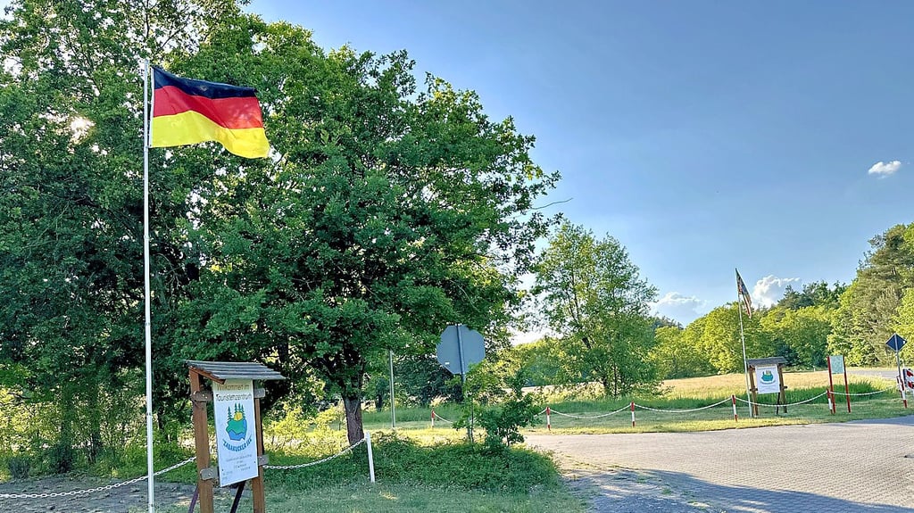 Ganz ohne Debatte und Beschluss: Am Touristenzentrum Zabakuck begrüßt eine Deutschlandfahne die Besucher.