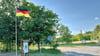 Ganz ohne Debatte und Beschluss: Am Touristenzentrum Zabakuck begrüßt eine Deutschlandfahne die Besucher. 