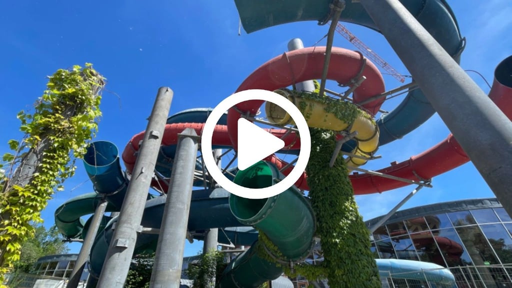 Diese Röhren enden im Nichts: Die beliebte Rutschenlandschaft im Spaßbad Maya mare wird in den kommenden Monaten komplett erneuert.