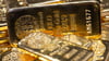 Der Goldpreis nähert sich wieder dem Rekordhoch, das Mitte April bei 3.500 Dollar erreicht worden war. (Symbolbild)
