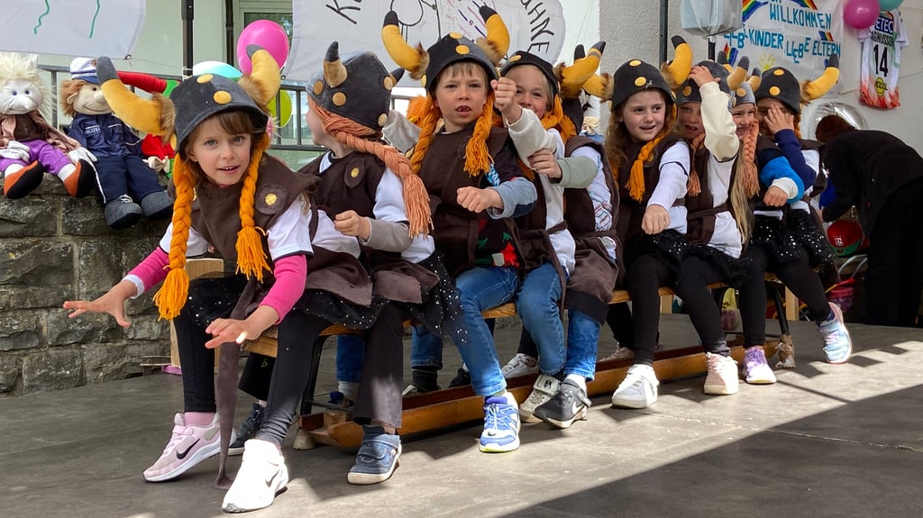 Kleine Wikinger ganz groß: Kinder der Kita Kumquats in Magdeburg führen mit Begeisterung ihre Choreografie auf.