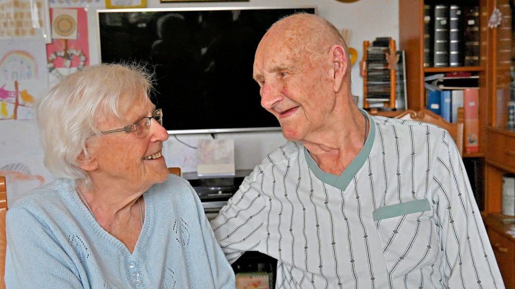 Maria und Josef Weiß in ihrem Wohnzimmer. Die beiden begingen am Freitag ihre Eiserne Hochzeit.