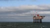 Diese Förderplattform für Erdgas will der Energiekonzern One-Dyas mit Offshore-Windstrom betreiben - dafür fehlt bislang aber noch ein Seekabel. (Archivbild)