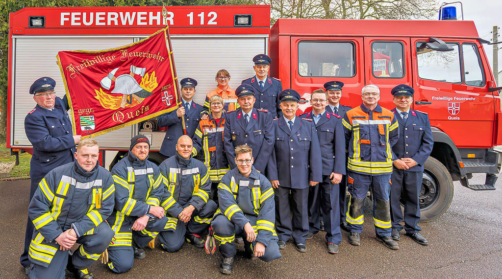 Kurz vor dem Jubliläum hat sich die Queiser Feuerwehr rund um Wehrleiter Mirko Starke (r.) zu einem Fotoshooting zusammengefunden.