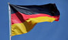 Eine Dauerbeflaggung mit der Deutschlandfahne soll laut AfD künftig vor allen Schulen und dem Rathaus in Bad Lauchstädt erfolgen. 