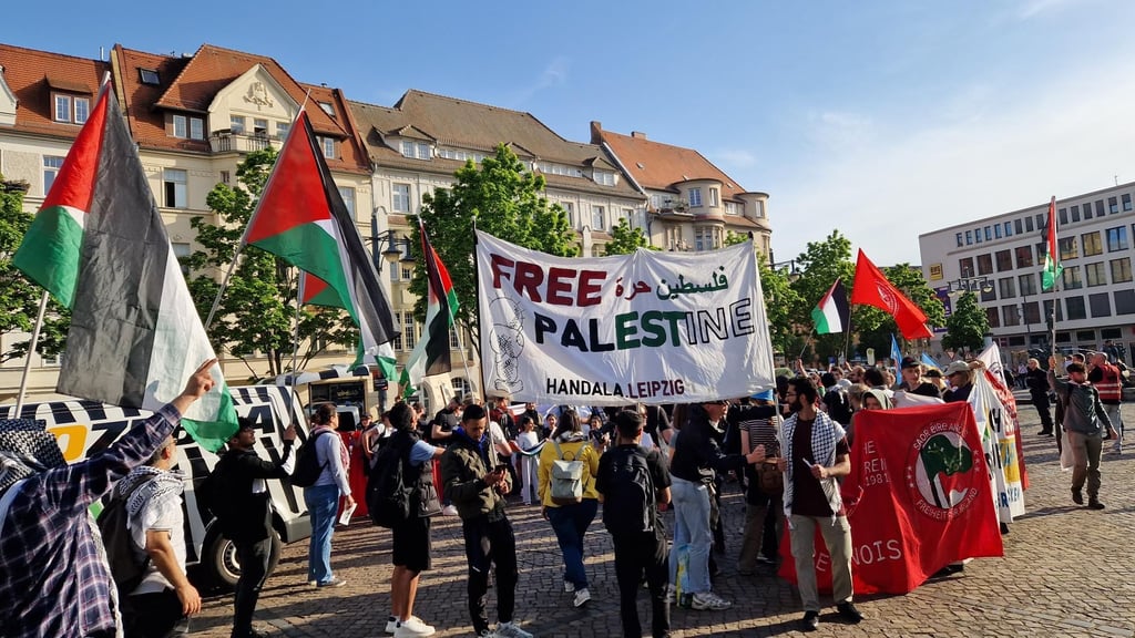 Pro-Palästina-Veranstaltungen hat es in Halle in der Vergangenheit öfters gegeben, wie hier am 30. April 2024 auf dem Hallmarkt.