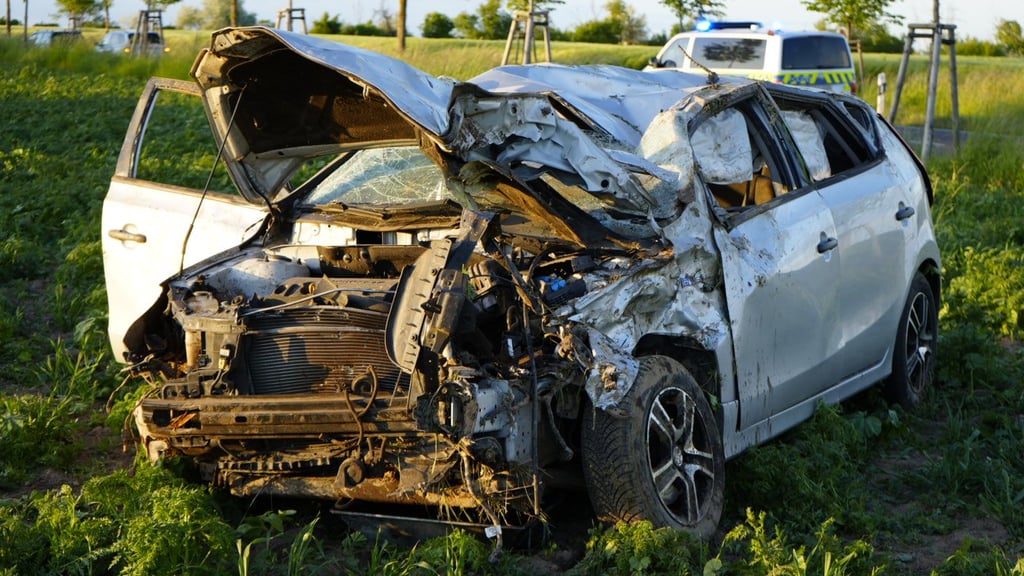 Ein Auto ist nahe Löberitz auf der L141 verunglückt. Zwei Menschen wurden schwer verletzt.