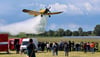 Der Pilot der „Hexe 1“ wirft aus rund 80 Metern Höhe gut 2.000 Liter Wasser beim „Meet & Greet“ auf dem Flugplatz Ballenstedt ab.
