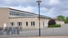 Die Sporthalle neben der Sekundarschule Osterburg im Landkreis Stendal ist aus den Siebzigern. Das macht mehr und mehr Probleme. 