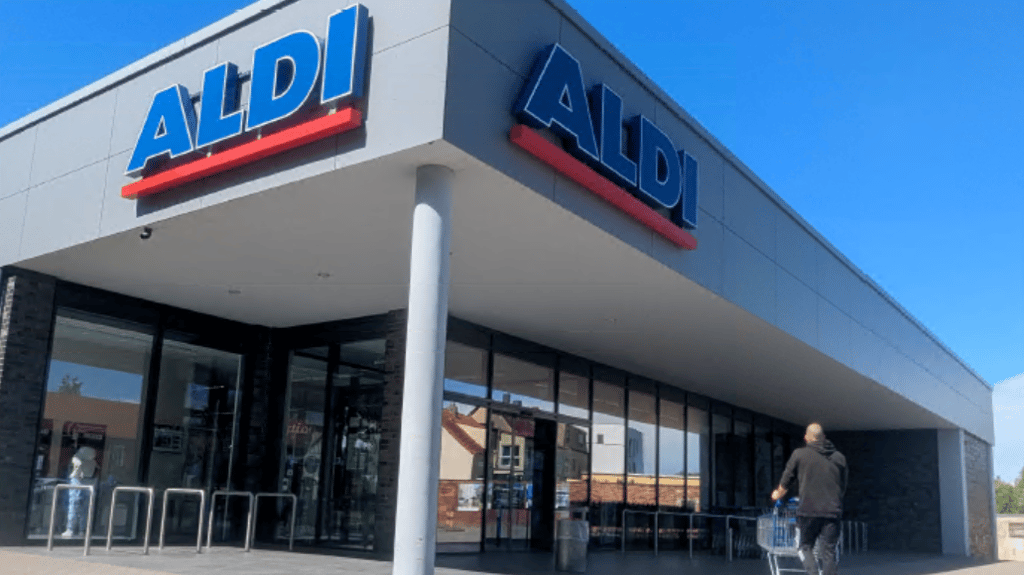 Eine Aldi-Kassiererin ist im Markt in der Mühlstraße in Bitterfeld-Wolfen bedroht worden.