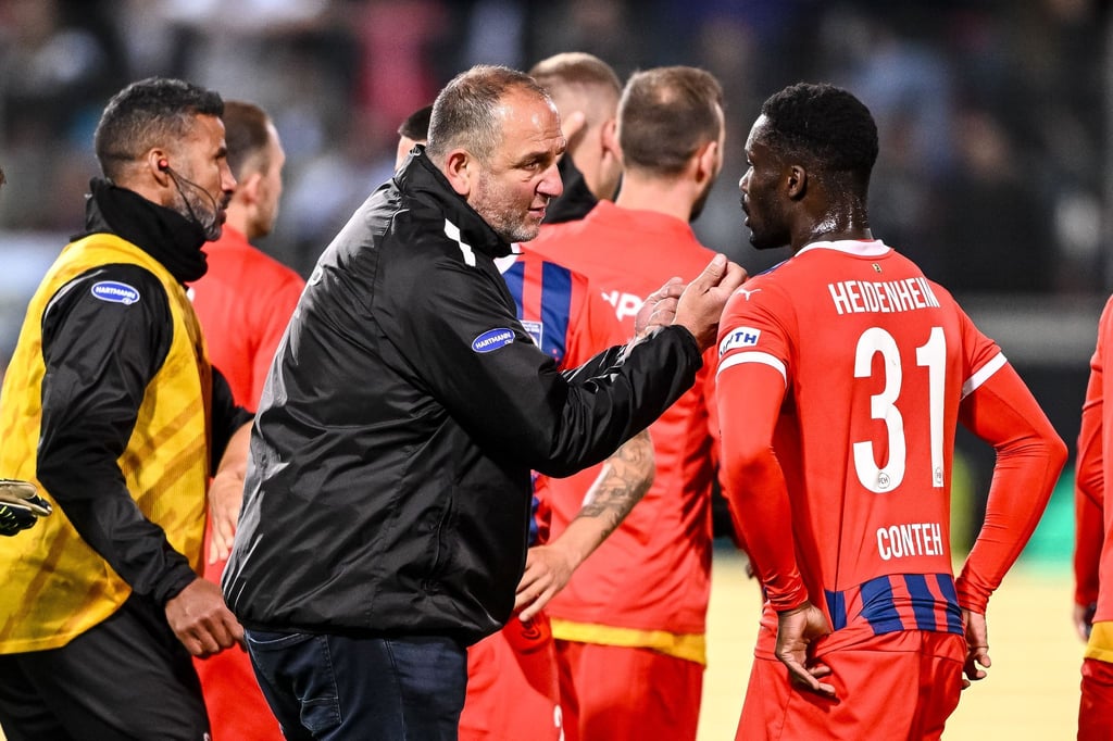 Heidenheims Trainer Frank Schmidt (l.) nach dem Krimi im Hinspiel.