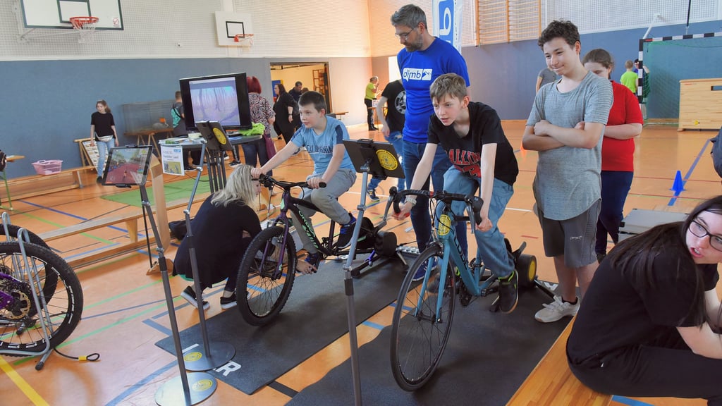 Biker von der Deutschen Initiative Mountainbike (DIMB) und vom Landesradsportbund präsentierten den Schülern der Levana-Schule Eisleben das Indoor-Radfahren.