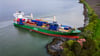 Ein Containerschiff ist in Norwegen kurz vor einem Haus am Wasser zum Stehen gekommen.