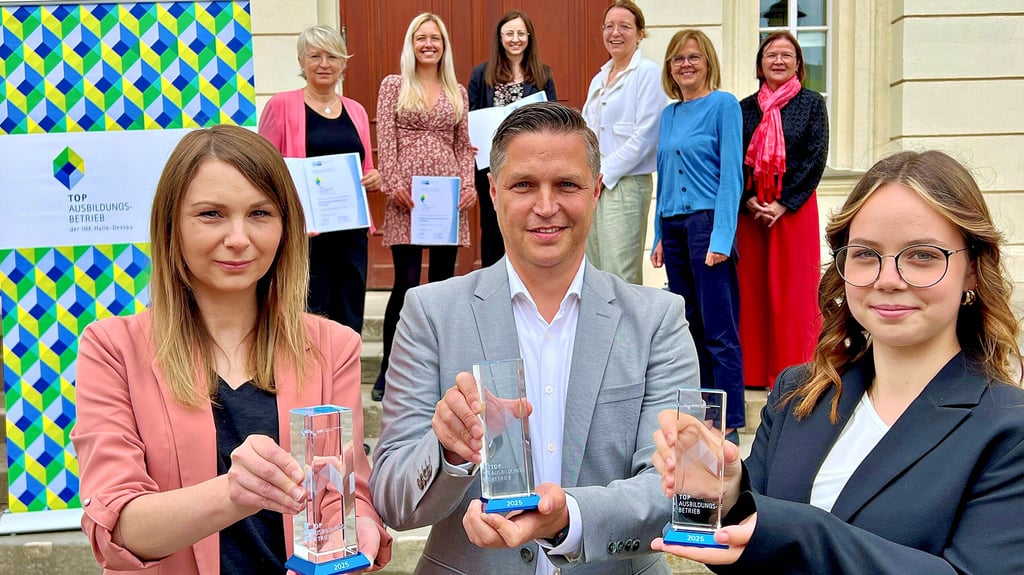 Zur Preisverleihung der IHK Halle-Dessau wurden drei Firmen als Top-Ausbildungsbetrieb ausgezeichnet. Die Preise nahmen Sandra Kloppstock (v.l.), Daniel Ahlers und Marie Tschuschner stellvertretend entgegen.