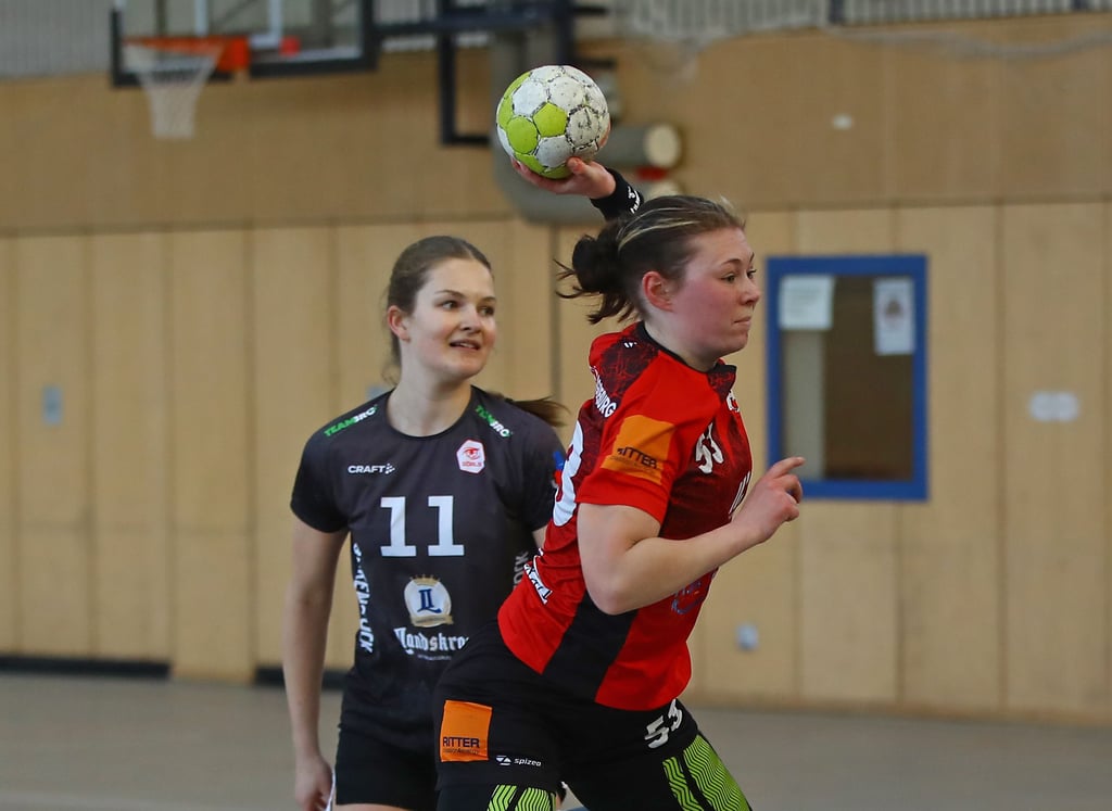 Jessica Bardun (im Wurf) bleibt dem BSV 93 erhalten.