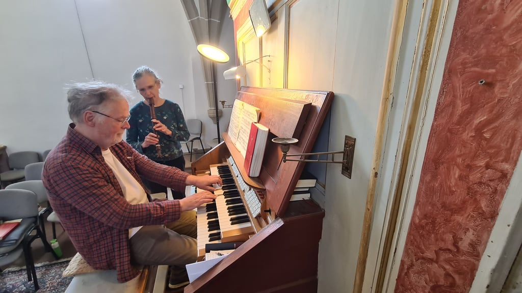 Michael und Elisabeth Löderbusch spielen in der romanischen Kirche von Groß Ammensleben "Amazing Grace".