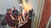 Michael und Elisabeth Löderbusch spielen in der romanischen Kirche von Groß Ammensleben "Amazing Grace".