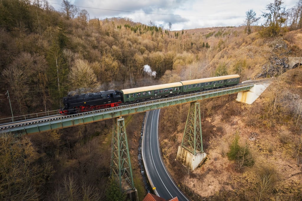 Bahnromantik pur bietet eine Sonderfahrt auf der Strecke der Rübelandbahn. Dabei dampft die Bergkönigin hinter Hüttenrode auch über das Kreuztalviadukt.