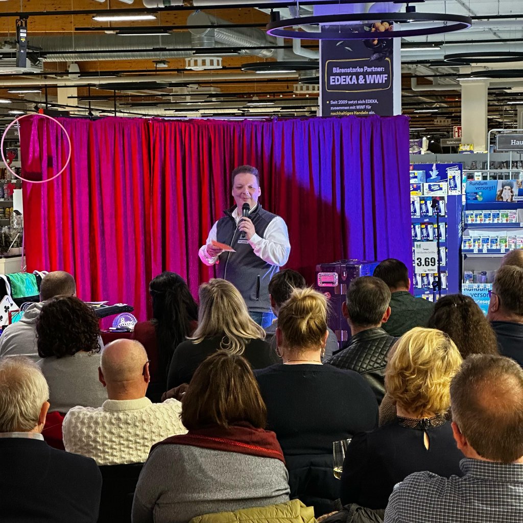 Mario Leweke ist im echten Leben Leiter des Edeka-Marktkaufs in Blankenburg - und Comedian.