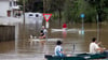 Viele Menschen konnten sich nur noch mit Booten und Paddleboards fortbewegen.