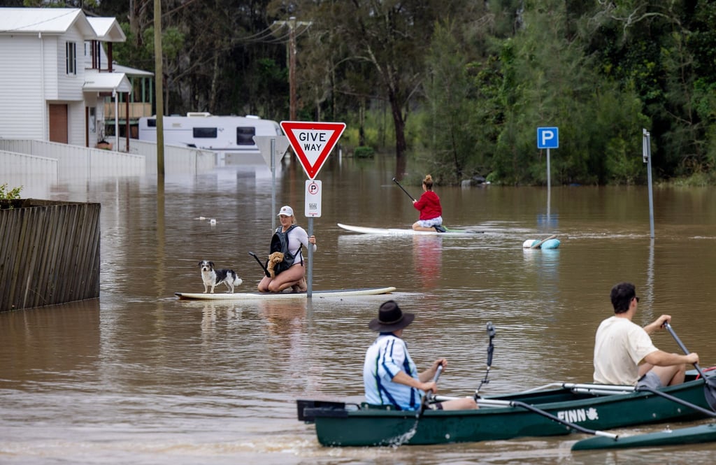Viele Menschen konnten sich nur noch mit Booten und Paddleboards fortbewegen.