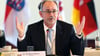 Nach Ansicht von Wolfgang Blank (parteilos), Wirtschaftsminister Mecklenburg-Vorpommerns, kann die Akzeptanz für die Energiewende erhöht werden, wenn die Bevölkerung den Nutzen auch direkt spürt.