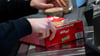 Eine Packung "Smacks" darf nicht fehlen beim Einkauf - so geht es manch Verbraucher in Deutschland.