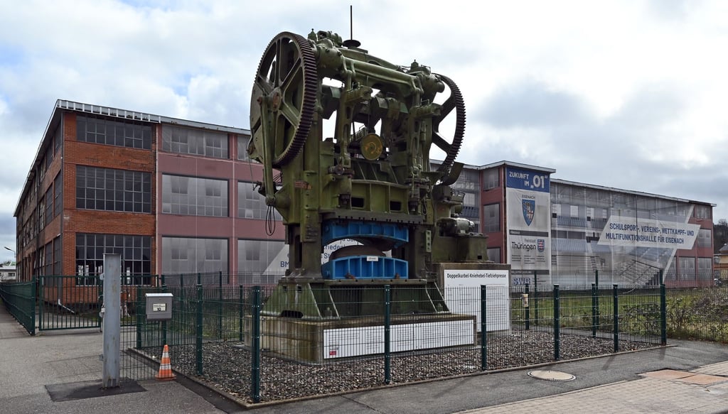 Für die künftige Wartburgarena auf dem Gelände des einstigen Automobilwerks Eisenach müssen vor Beginn der Bauarbeiten noch letzte Fördermodalitäten geklärt werden.
