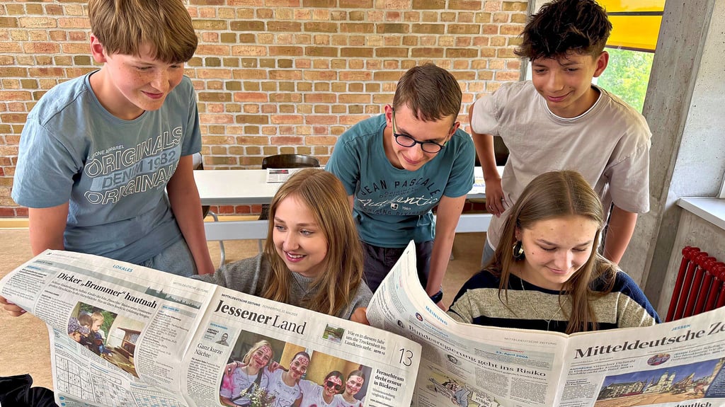 Vor der Doppelstunde mit dem MZ-Reporter wird noch schnell durch die tagesaktuelle Ausgabe geblättert.