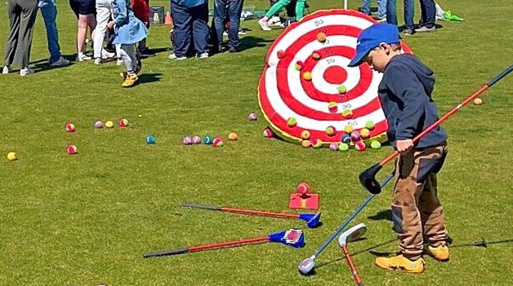 Beim Snag-Golf können sich Kinder im Umgang mit Schläger und Ball ausprobieren. Aber keine Sorge: Bälle und Schläger sind weich.
