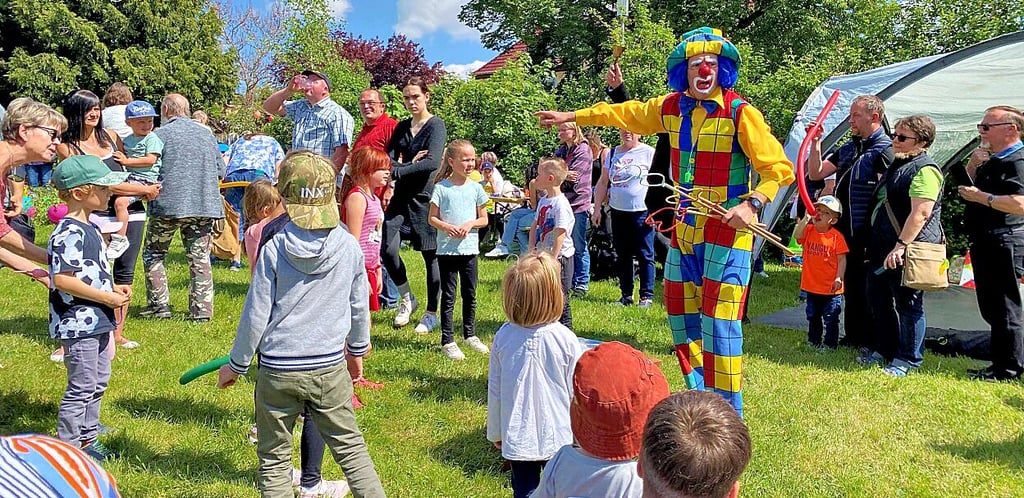 Clown Lulu wird in Aue-Aylsdorf zum Männertag am 29. Mai, ab 11 Uhr die Besucher unterhalten.